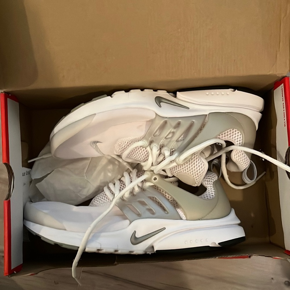 Womens Nikes 7Y